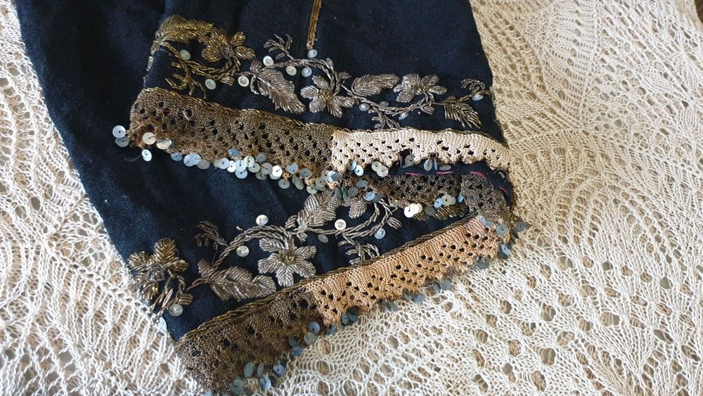 Вълнен сукман с бродерия