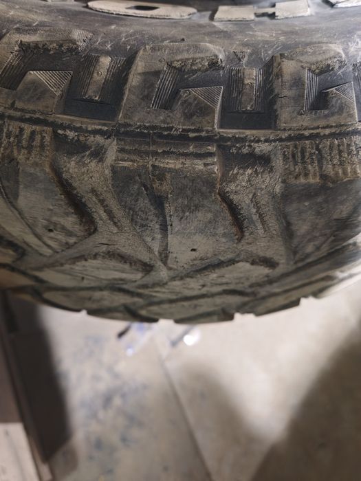 Продам резину б/у 32*11.5 р15