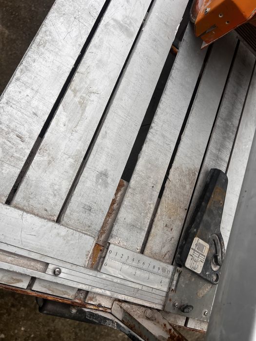 Електрическа машина за рязане на плочки с водна дюза