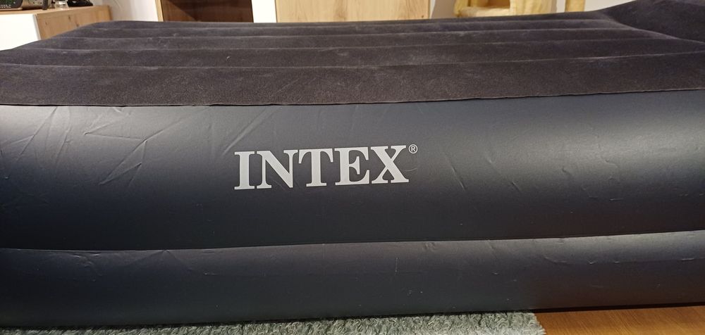 Saltea gonflabila Intex cu compresor incorporat