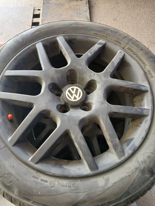 Jante aliaj R16,  5x100 , originale Golf 4 , stare impecabilă fără defecte doar prăfuite ,  cu anvelope de vară  205/55/R16 FIRESTONE DOT 46.2023
