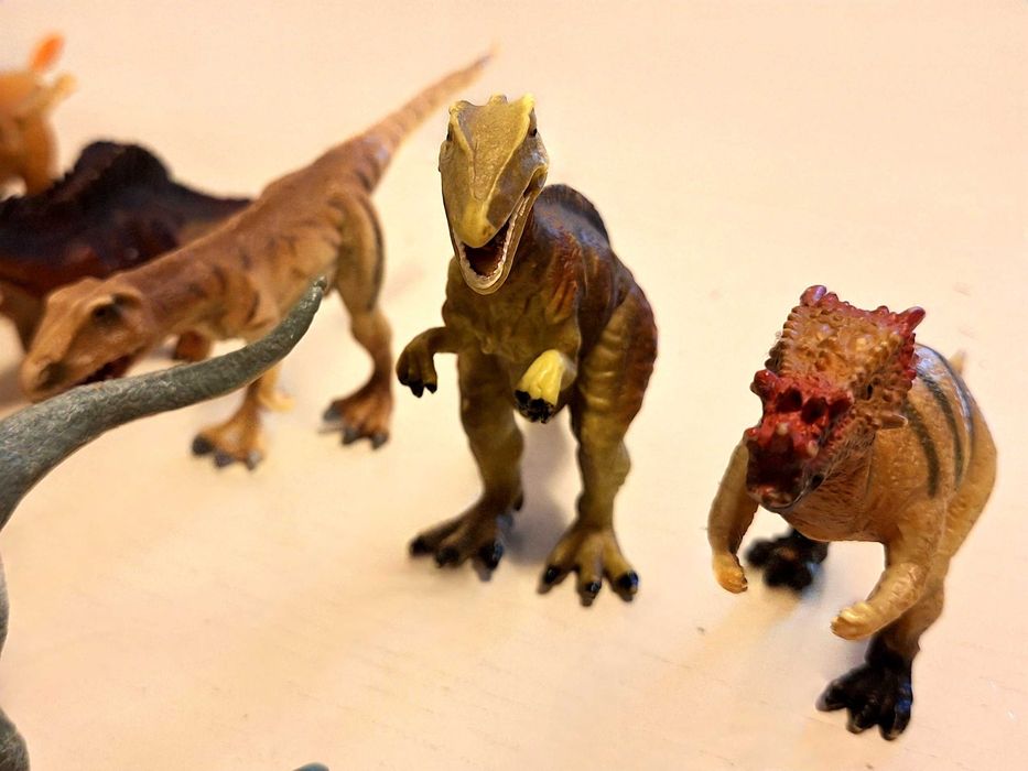 21 de figurine dinozauri din plastic, de colecție