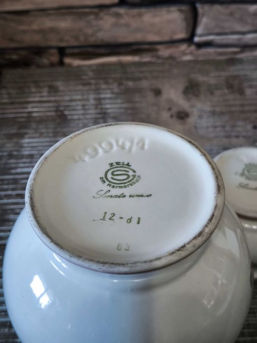 Се от  кана и ваза