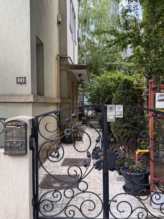 Inchiriez ap 3 camere compusa  in vila