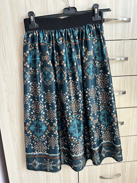 Пола от плътен сатен