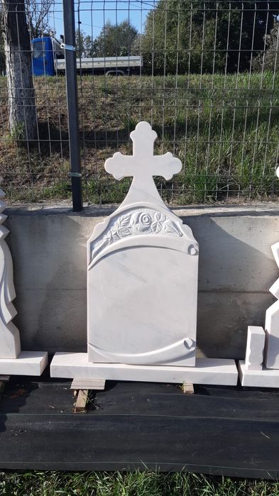 Vând marmură,cruci de marmură și monumente funerare,transport gratuit!