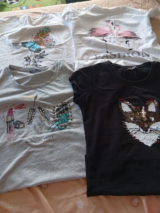Vând tricouri de damă  fiecare tricou costa 30 lei