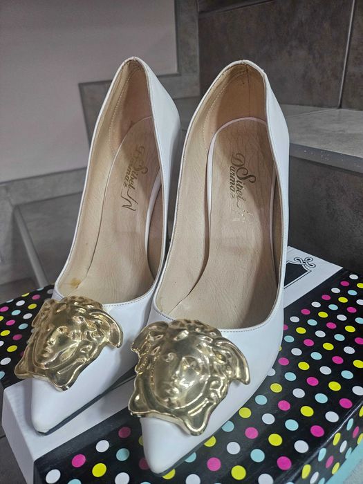 Високи бели обувки версаче