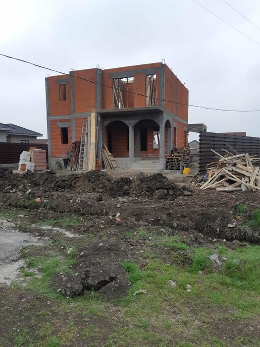 Construim case, duplexuri, blocuri la roșu