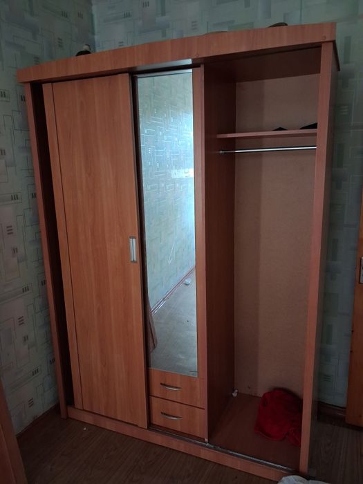 Детский шкаф-купе с зеркалом и ящиками