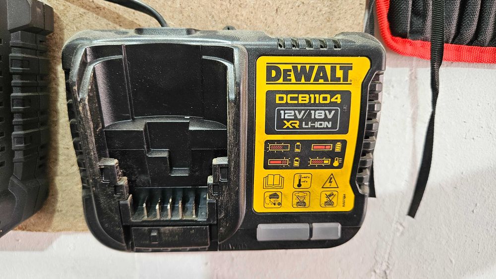 Продавам безчетков ударен гайковерт 1/2 DEWALT DCF900 1898Nm с 1бр. 5Ah батерия , зарядно и куфар с оставаща гаранция 2 години