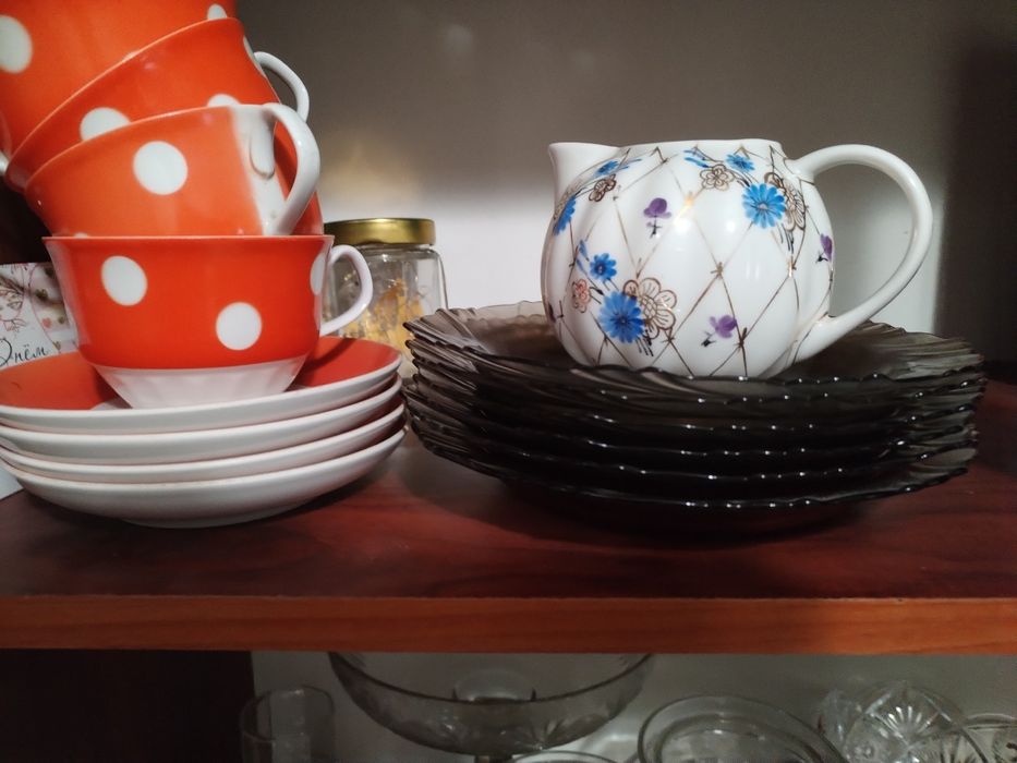 Хрусталь, вазы, стаканы, тарелки