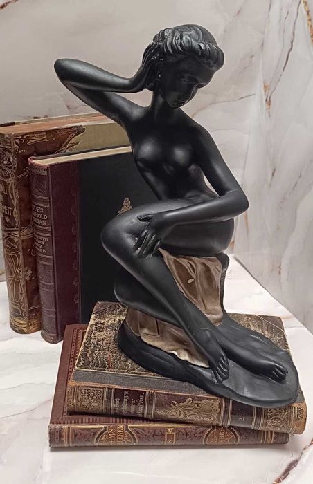 Statuetă fată, nud