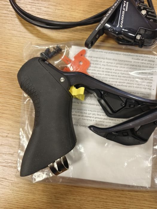 Команди Хидравлични: SHIMANO ULTEGRA Di2 ST-R8070 + BR-R8070/Комплект/