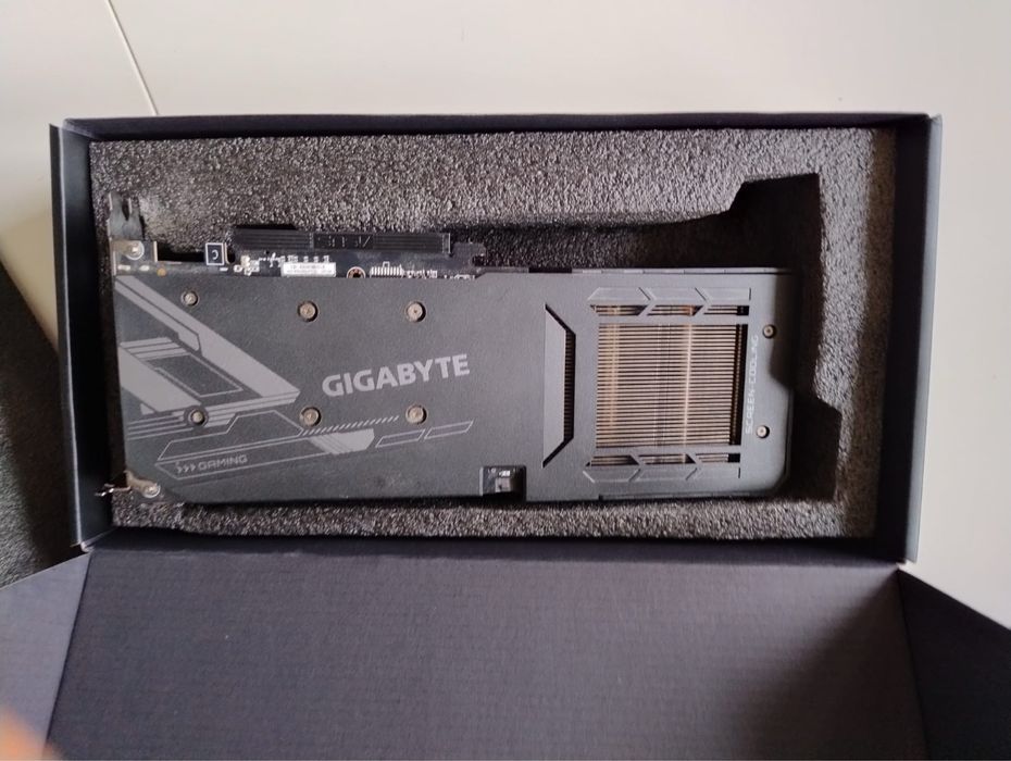 Vand placa video Gigabyte Radeon RX 6500 XT GAMING OC, varianta de top cu 4GB GDDR6 pe 64-bit.