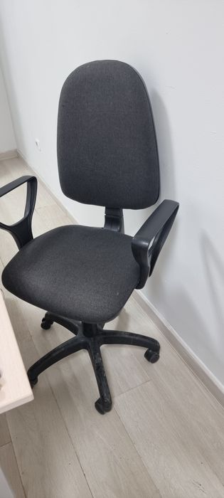 Мебель для офиса: Стол, стулья, кресла, шкаф.