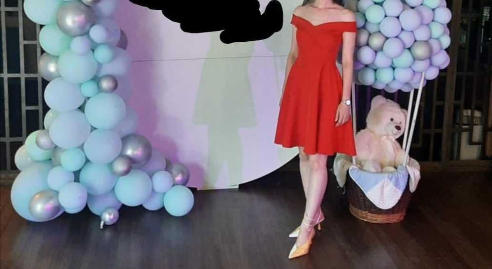 Rochie stofa subtire rosie in clos cu umerii goi - StarShiner