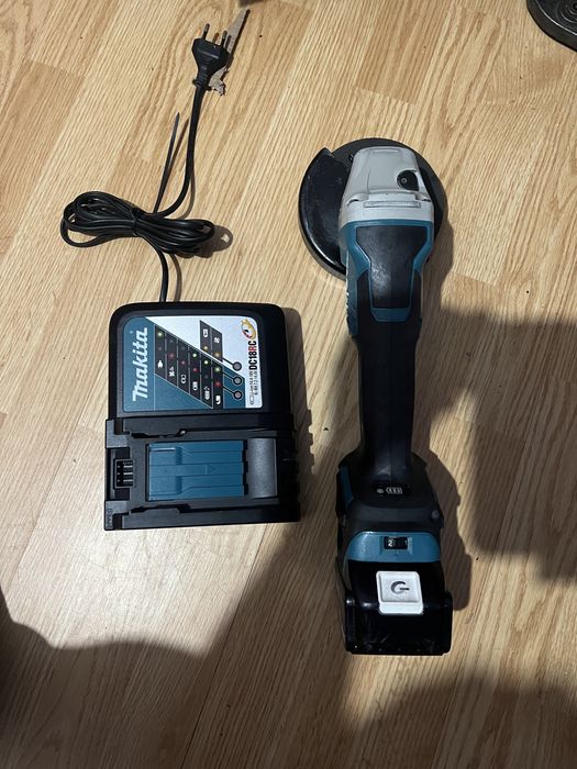 Vand flex makita DGA 517