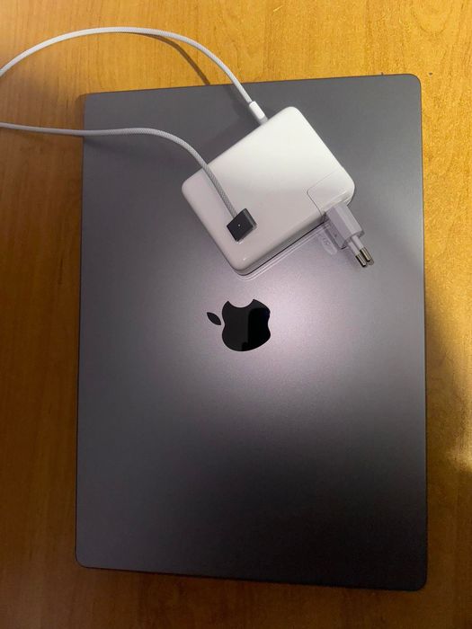 MacBook Pro- Space Gray 16-inch 1TB M2 Pro 140W MagSafe