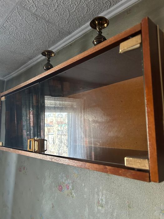 Продам стол и полку.