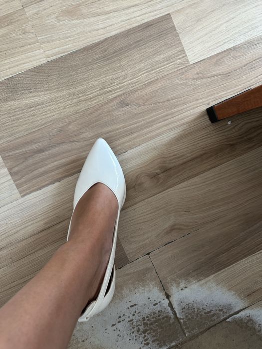 Бели лачени обувки