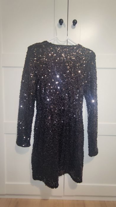 Черна рокля с паети