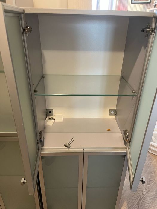 Продам шкаф со стеклянными дверками