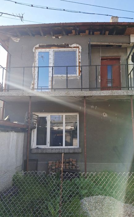 Двуетажна тухлена къща до Лидл