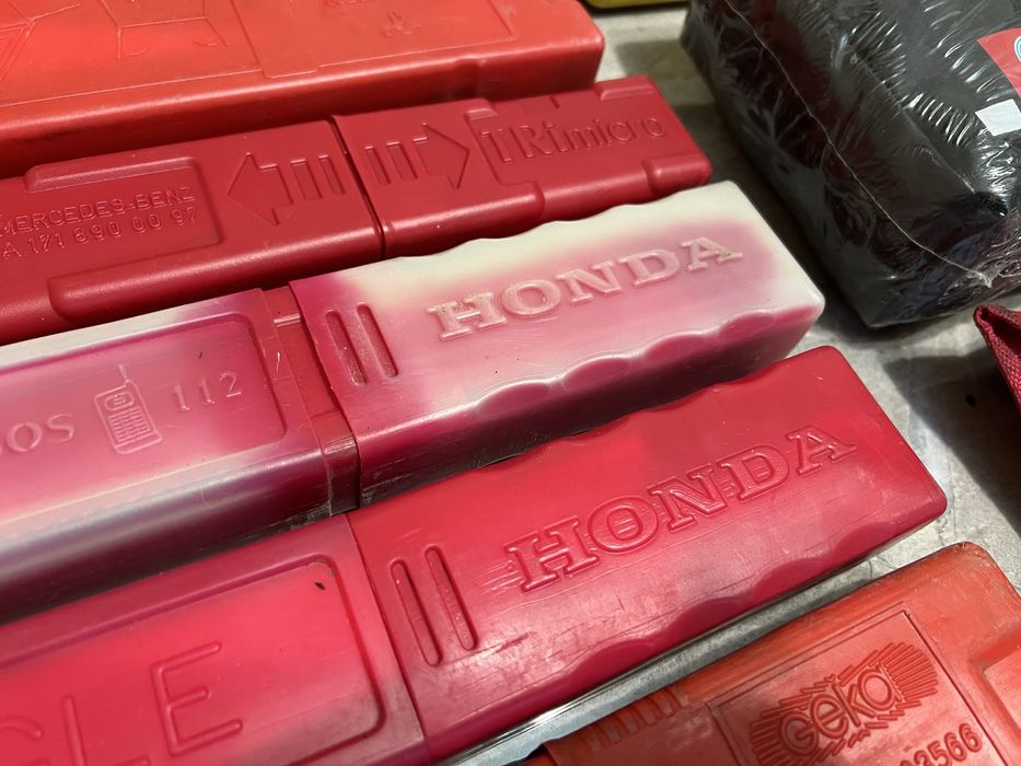 АВТО аптечки и триъгълници - AUDI , BMW , HONDA , RENAULT , SAAB