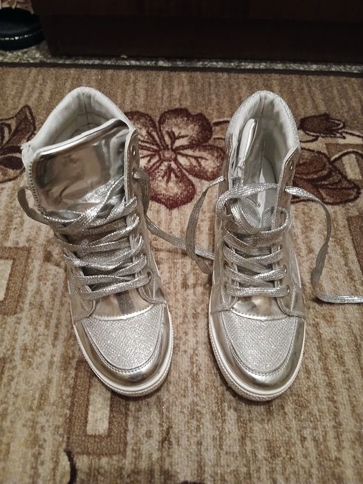 Дамски обувки с платформа. Номер 39,но отговарят на 38.