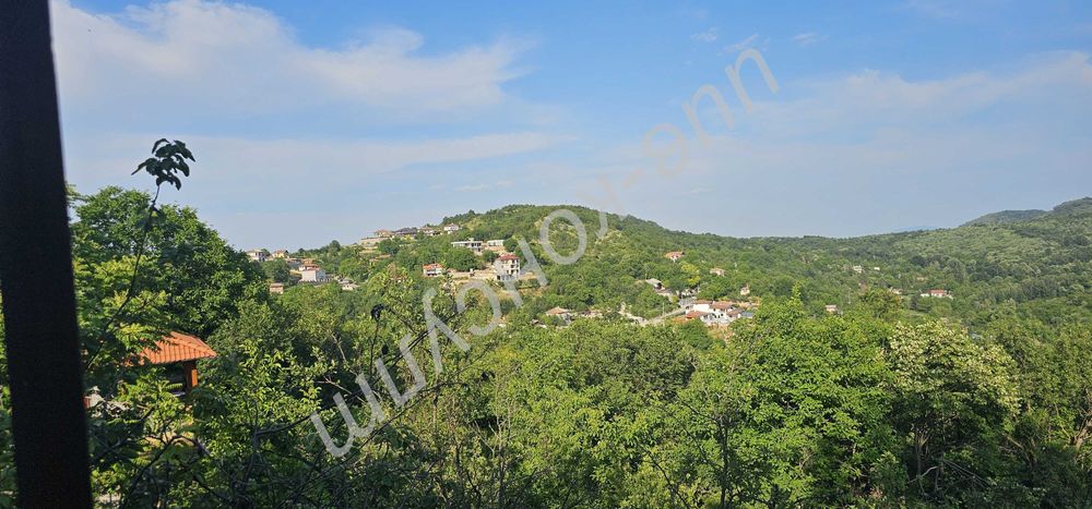 Голям парцел с панорамна гледка и къща в с. Малки Чифлик