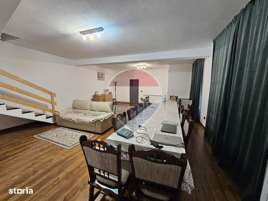 Casă / Vilă cu 9 camere de vânzare