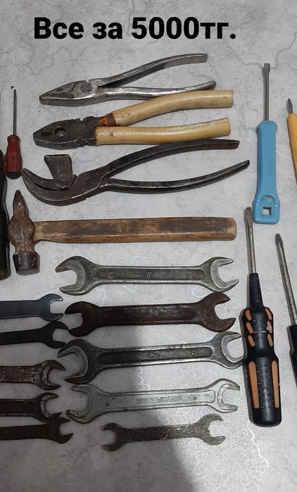 Инструменты гвоздодер, молоток, ключи.