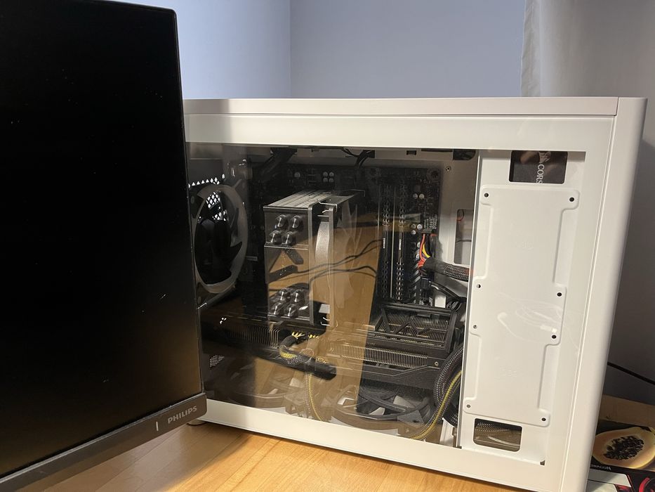 Sistem Ryzen 5 cu Vega 56 si 2 monitoare de gaming.