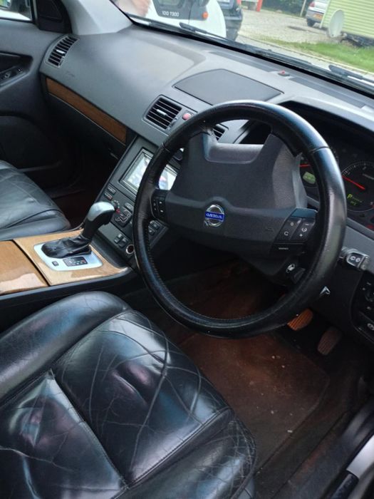 На части Volvo XC 90