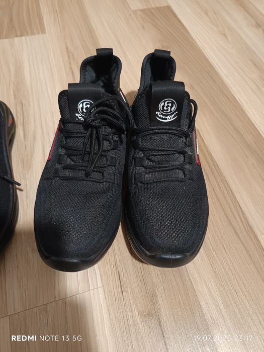 Adidași cu fier în bot