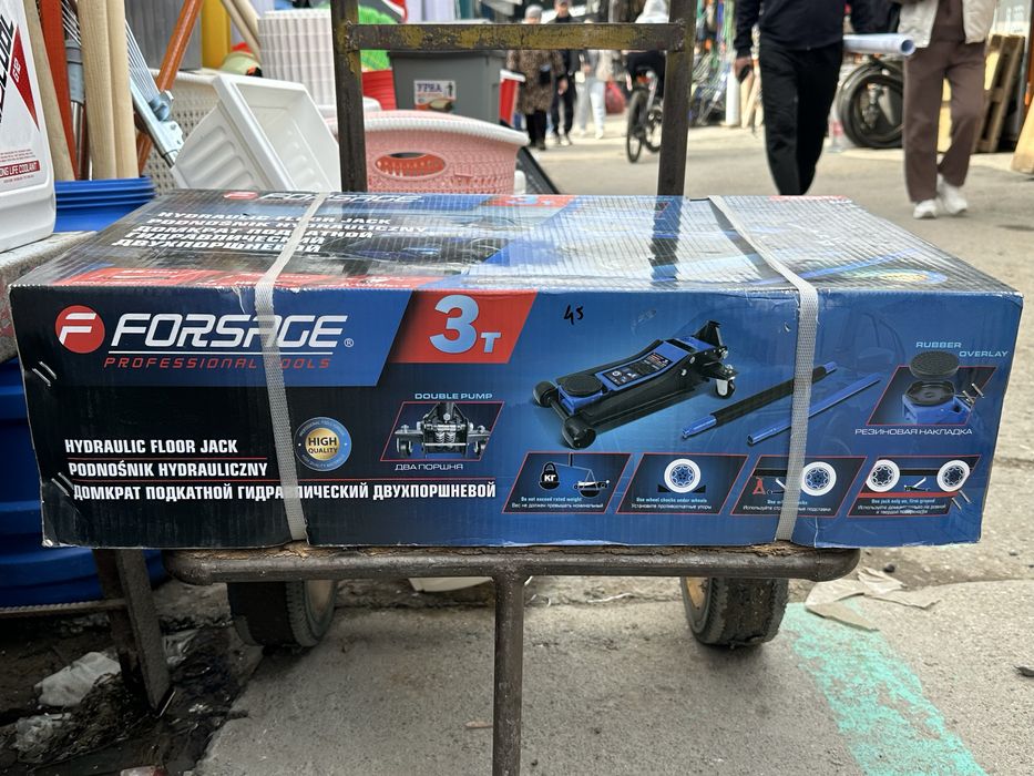 Домкрат подкатной