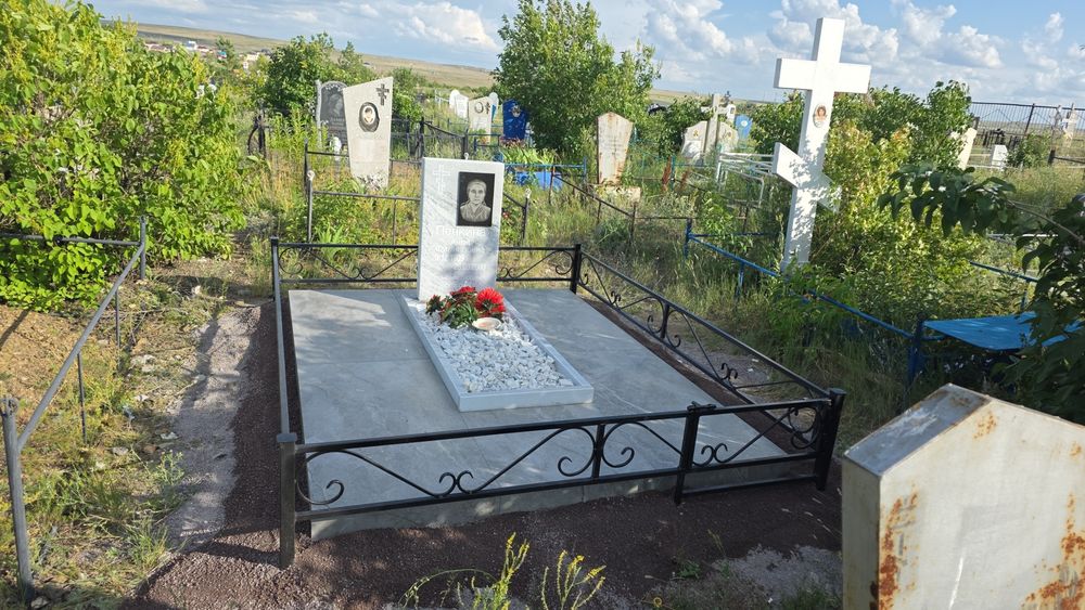 Памятники, ограды, благоустройство