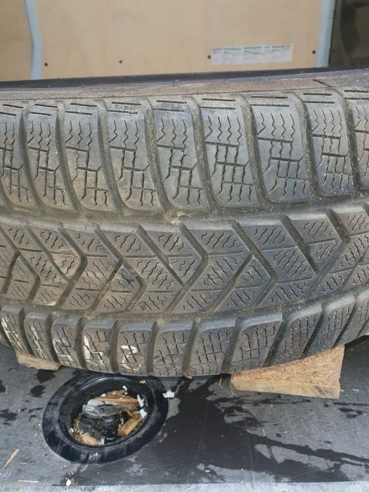 Продавам 2 бр. зимни гуми 19