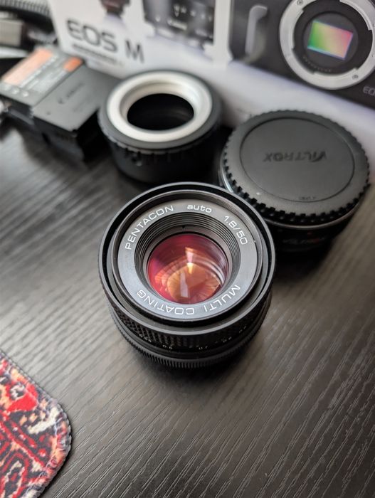 Kit Canon EOS M cu maner grip, 4 baterii 2 obiecte si altele