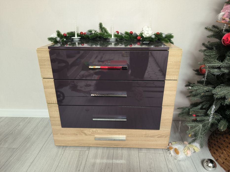 Продам кровать+ тумбочки+комод