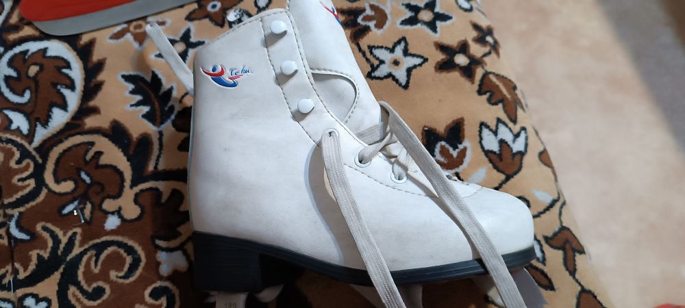 Дарю коньки детские