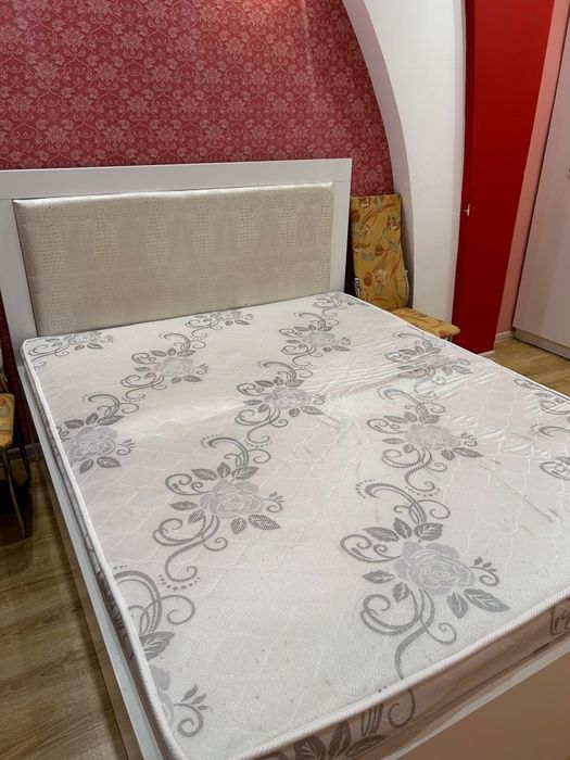 Кровать двуспальная.