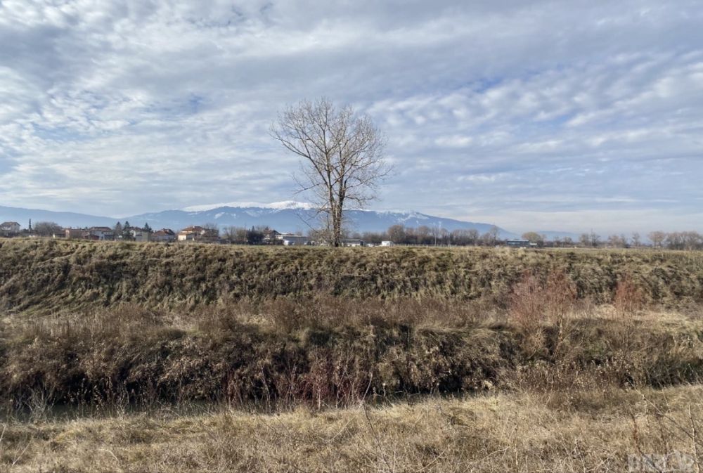 Продава парцел в Равно поле