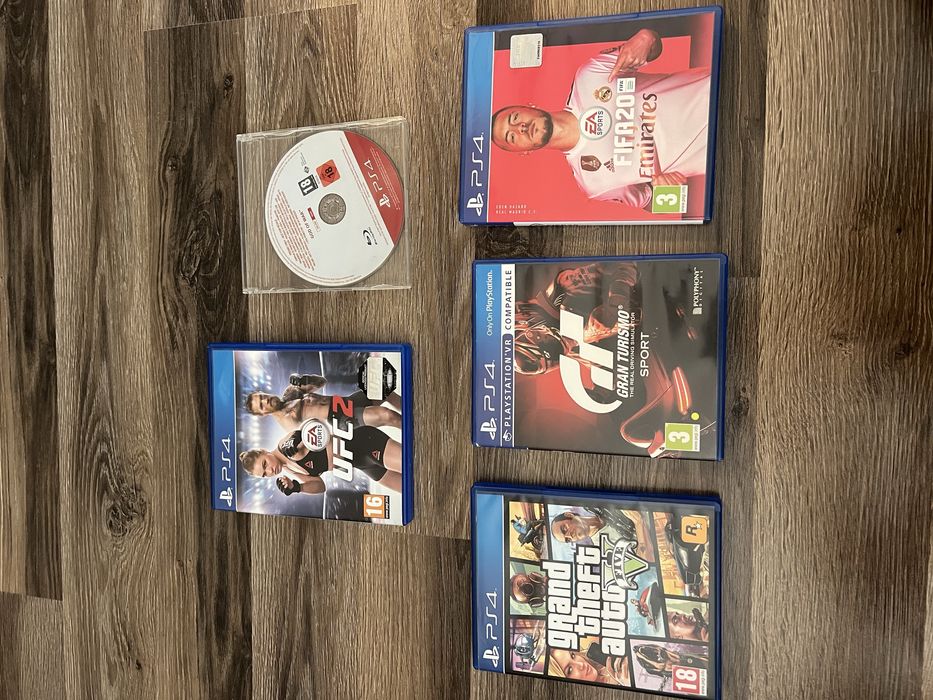 Продавам PS4 Slim 500GB + 5 игри + 3 джойстика