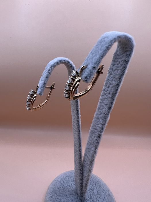 Продам золотые серьги.