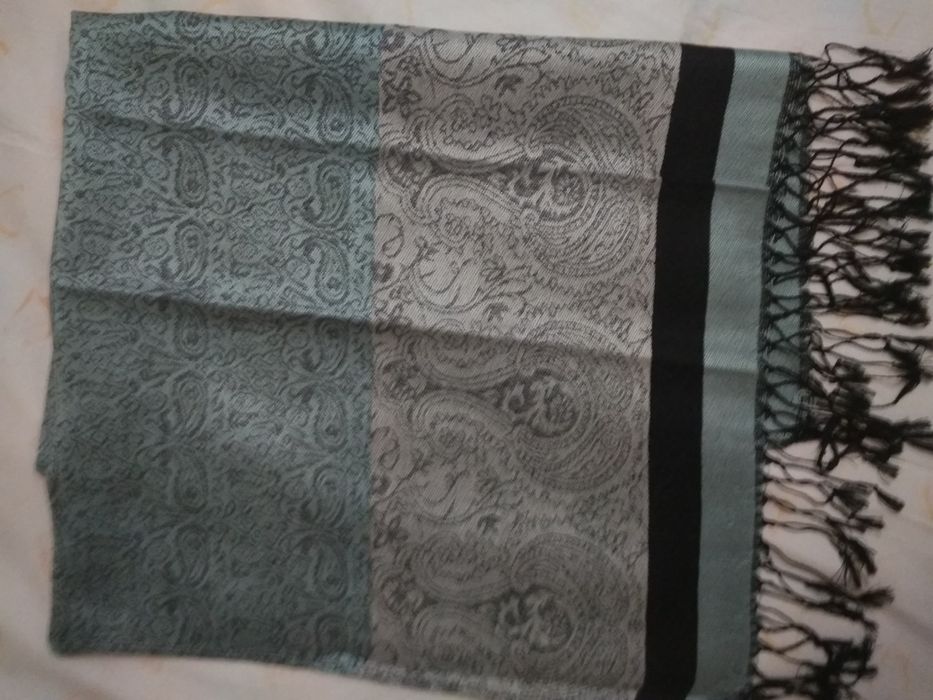 Шарф.Новая.,теплая, лёгкая, качественная.Прод.ся очень дёшево.