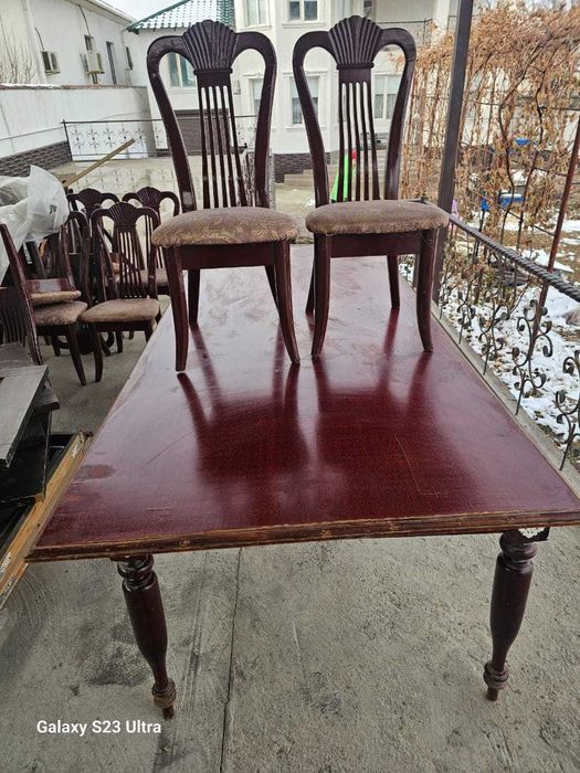 Стол стулья двери