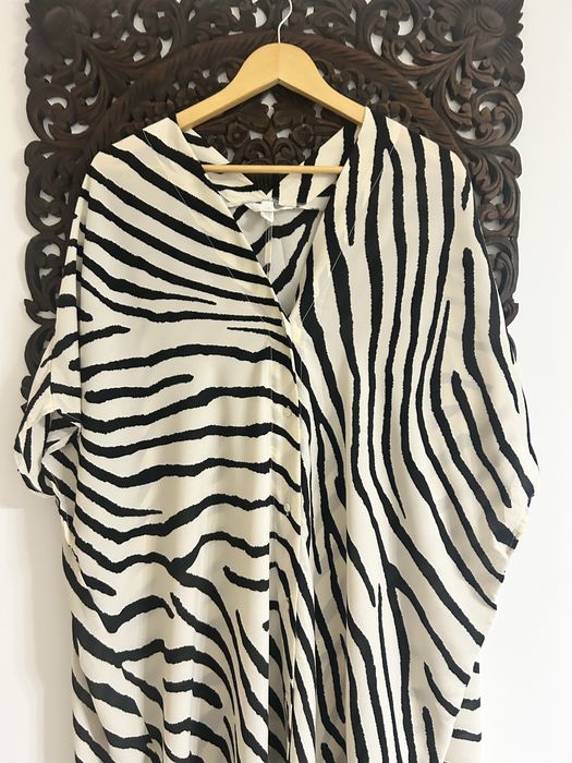 Rochie superba, foarte usoara si vaporoasa.