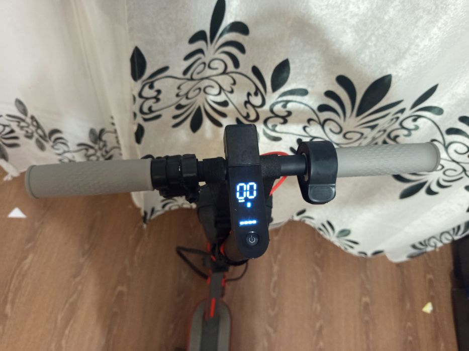 vand trotineta electrica v8